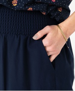 Short maternité avec large ceinture smockée